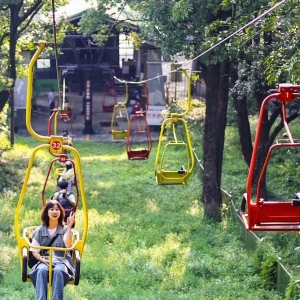 Low-altitude cable car