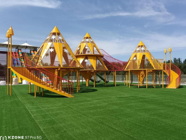 2022年8月，江蘇徐州紅楓森林公園，無(wú)動(dòng)力游樂(lè )項目落地完成，占地15000平，總投資300萬(wàn)。